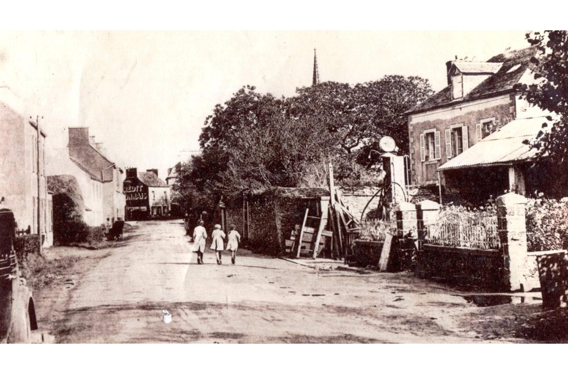 L'entrée du bourg en 1930, face au presbytère