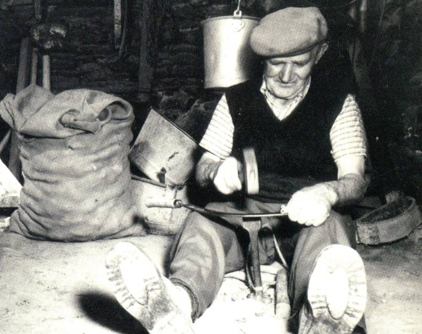 francois moal kerilly aiguise sa faucille
