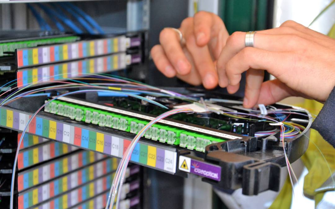 soudage de la fibre dans armoire comprenant 430 connexions