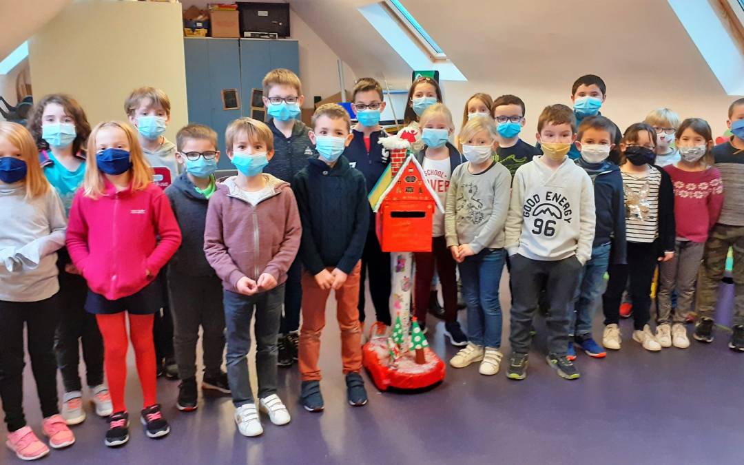 photo des “grands” ayant aidé à confectionner la boîte à lettres du Père Noël au centre de loisirs