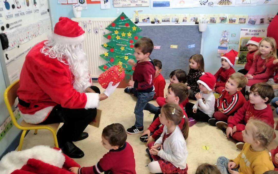 Le Père Noël de passage dans les écoles