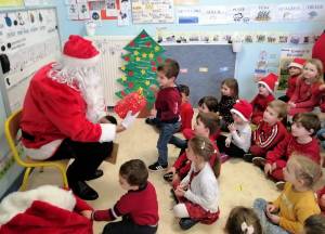 Le Père Noël de passage dans les écoles